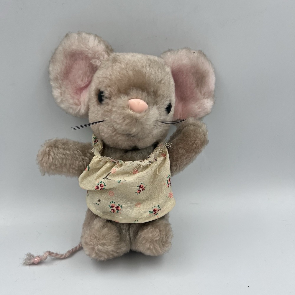 Vintage 1979 Russ Berries & Co Nut Shell Fill Cindy Mouse Plush 7" With Hook